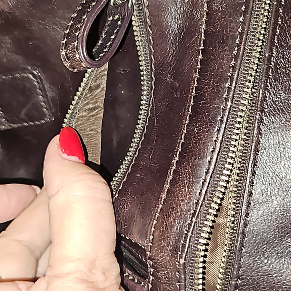 Danier Leather Unisex Crossbody - Picture 11 of 14